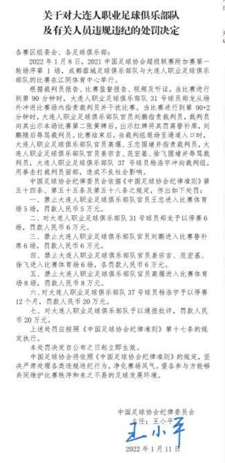 下半场易边再战，第53分钟，水晶宫中路定位球机会，埃泽直接打门稍稍偏出。